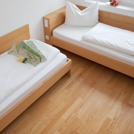 Bild enthält, Floor, Flooring, Wood, Hardwood, Indoors, Interior Design, Bed, Furniture, Hostel, Stained Wood