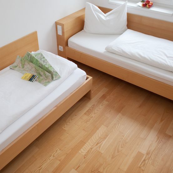 Bild enthält, Floor, Flooring, Wood, Hardwood, Indoors, Interior Design, Bed, Furniture, Hostel, Stained Wood