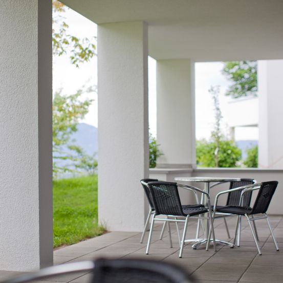 Bild enthält, Floor, Dining Table, Table, Flooring, Interior Design, Chair, Housing, Patio, Dining Room, Desk