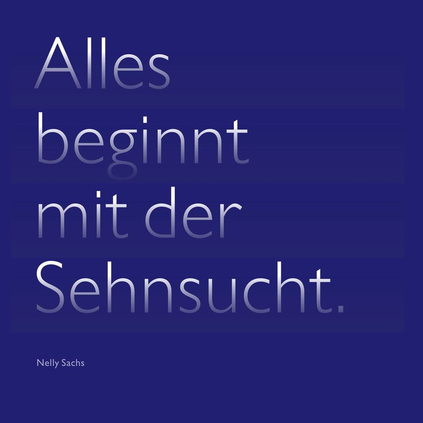 Ein blauer Hintergrund mit weißem Text, der 'Alles beginnt mit der Sehnsucht. Nelly Sachs' lautet. Der Text scheint ein Zitat oder ein Titel zu sein.