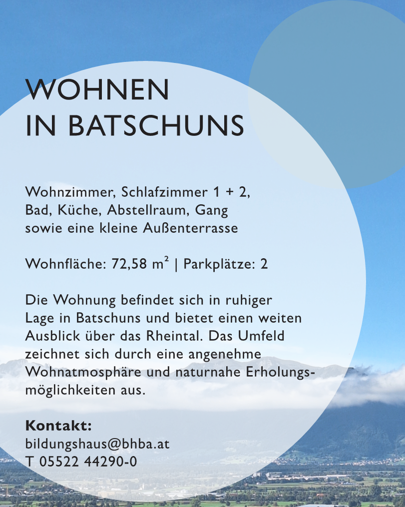 Eine Anzeige für eine Wohnimmobilie in Batschguns, mit Wohnzimmer, zwei Schlafzimmern, Bad, Küche, Abstellraum, Gang und einer kleinen Außenterrasse. Die Wohnfläche beträgt 72,58 Quadratmeter mit zwei Parkplätzen. Die Immobilie befindet sich in ruhiger Lage mit einem weiten Blick auf das Rheintal. Die Umgebung ist angenehm mit nahegelegenen Erholungsmöglichkeiten.