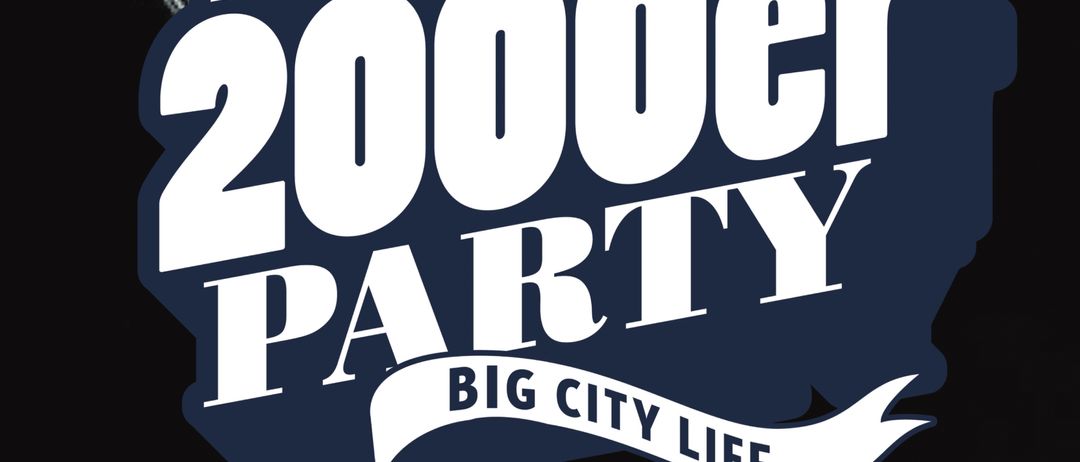 Ein Plakat für die 'Die Ultimate 2000er Party' mit einem Discoball im Hintergrund. Es beinhaltet kostenlose Getränke und einen Sonderpreis von 65 Euro. Die Party beginnt um 21:00 Uhr.