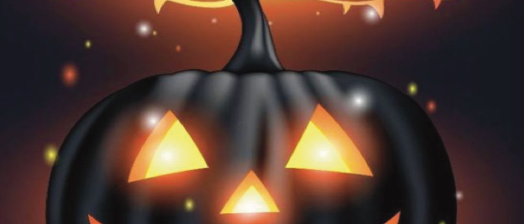 Eine leuchtende Kürbis mit geschnitztem Gesicht strahlt warmes Licht aus, vor einem dunklen, festlichen Halloween-Hintergrund mit leuchtenden Buchstaben.