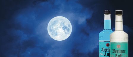 Eine Werbung für Vollmondnacht zeigt zwei Flaschen Berliner Luft mit einem Vollmond am Himmel. Der Text lautet 'Die ganze Nacht Berliner Luft nur € 2,-'. Der Preis beträgt €2.