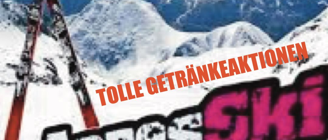 Plakat für die Apres Ski Party-Veranstaltung. Es zeigt einen verschneiten Berg im Hintergrund mit Skiern im Vordergrund. Der Text 'Tolle Getränkeaktionen' und 'Apres Ski Party' ist prominent angebracht.