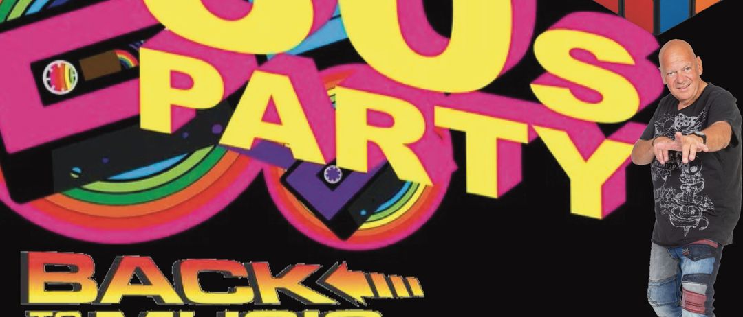 Ein Plakat für eine 80er-Party mit DJ Chivas, das eine Nacht mit vergünstigten Getränken ankündigt. Der Plakat zeigt farbenfrohe 80er-Grafiken, einen Zauberwürfel und einen Mann in Jeans.