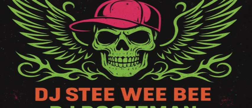 Poster für die Krucha Reloaded Veranstaltung. Zeigt einen Schädel mit Flügeln und einer roten Kappe. DJs Stee Wee Bee, Boozeman und Martin Floppy DJ werden beworben.