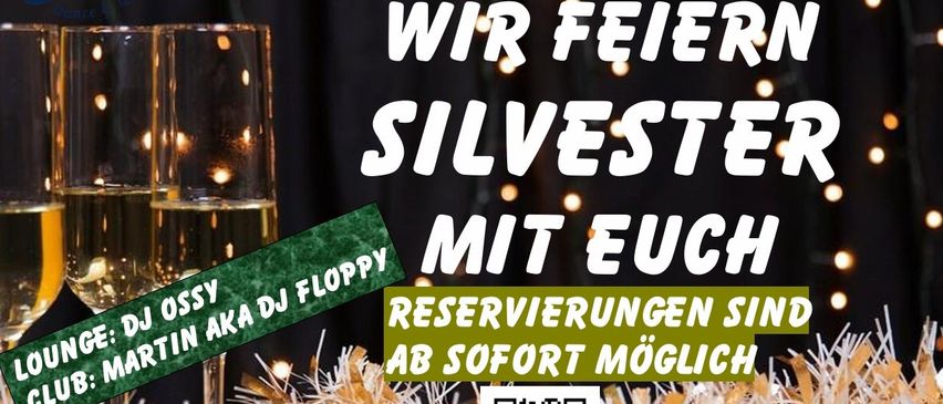 Eine Anzeige für Nachtflug, die den Silvesterabend mit DJ Oss Martin aka DJ Floppy feiert. Reservierungen sind sofort möglich. Die Veranstaltung findet am 31. Dezember statt, Türen öffnen in Tullin, Hauptpl. Ein QR-Code ist für weitere Informationen verfügbar.