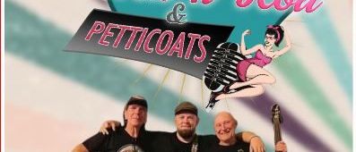 Plakat für eine Musikveranstaltung mit Sky's Hot Rod Trio, das Rock and Roll spielt. Drei Männer mit Gitarren und einem Bass. QR-Code für die Website. Veranstaltung am Samstag, 26. März.