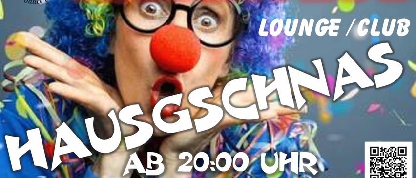 Ein Poster zeigt einen Clown mit roter Nase, Brille und bunten Haaren. Es steht 'Nachtflug Lounge/Ausgschna' und 'AB 20:00 UHR'. Das Poster ist farbenfroh und lebendig.