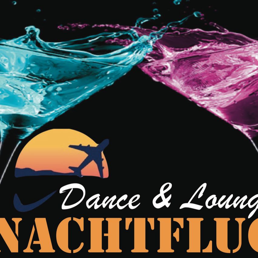 Ein lebendiges Bild mit zwei farbenfrohen Martini-Gläsern vor dem Hintergrund eines Sonnenuntergangs und eines Flugzeugs. Der Text lautet 'Dance & Lounge Nachtflug'.