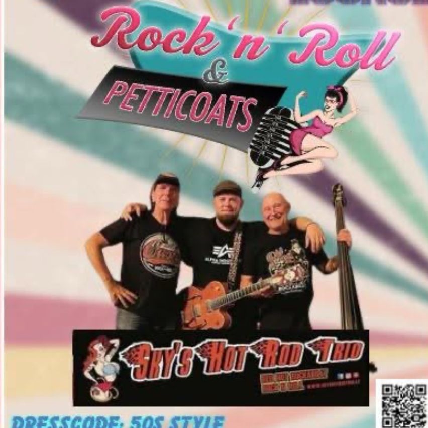 Eine Werbung für eine Rock 'n' Roll-Band namens Sky's Hot Rod Trio. Drei Männer in schwarzen T-Shirts stehen zusammen, einer spielt Gitarre und der andere Bass. Eine Frau mit Mikrofon steht über ihnen.