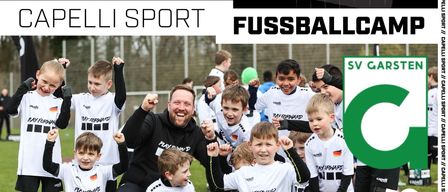 Fussballcamp von Capelli Sport SV Garsten, vom 23. bis 25. Oktober 2026. Kinder und Erwachsene in Fußballtrikots posieren auf einem Rasen. Sichern Sie sich jetzt den Frühbucherrabatt.