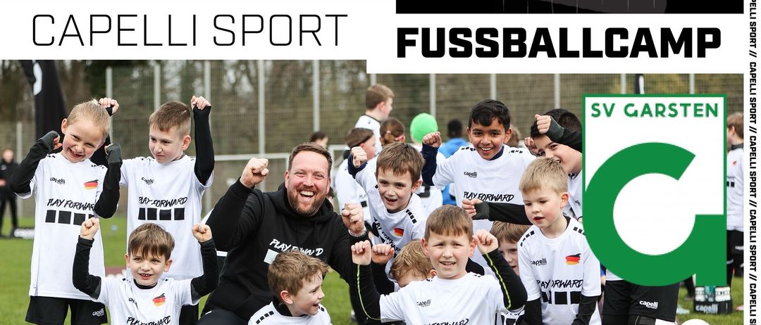 Fussballcamp von Capelli Sport SV Garsten, vom 23. bis 25. Oktober 2026. Kinder und Erwachsene in Fußballtrikots posieren auf einem Rasen. Sichern Sie sich jetzt den Frühbucherrabatt.