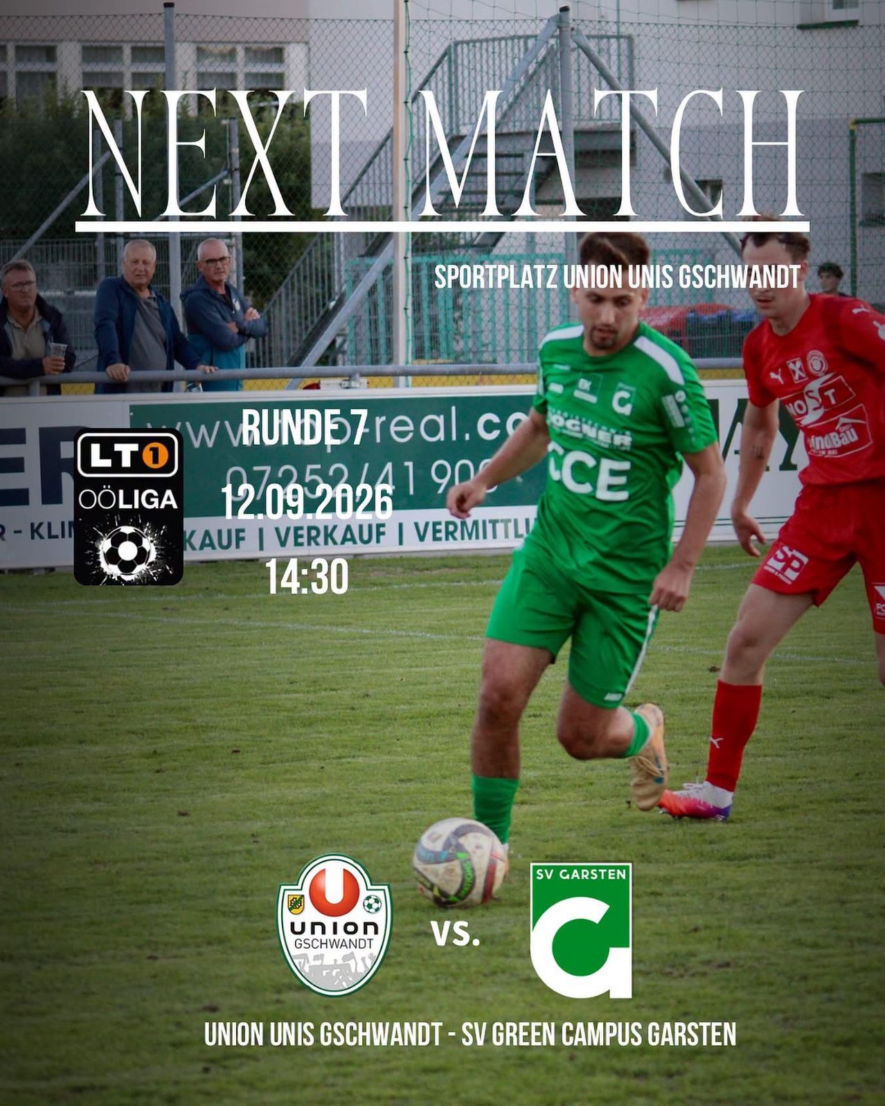 Ein Plakat für ein Fußballspiel mit zwei Spielern in grünen und roten Uniformen, einem Ball und einer Menge im Hintergrund. Das Plakat enthält Datum, Uhrzeit und Teams.