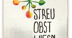 Auf einem weißen Hintergrund ist ein farbenfrohes abstraktes Design mit den Worten 'STREU OBS WIESEN' zu sehen. Das Design besteht aus miteinander verbundenen kreisförmigen Formen in verschiedenen Farben wie Gelb, Rot und Grün, die an ein natürliches Muster erinnern.
