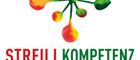 Ein Logo für Streu Obst Kompetenz Zentrum Burgauberg-Neudauberg, das eine stilisierte Frucht mit grünen und roten Blättern zeigt. Der Text ist fett, rot und grün.