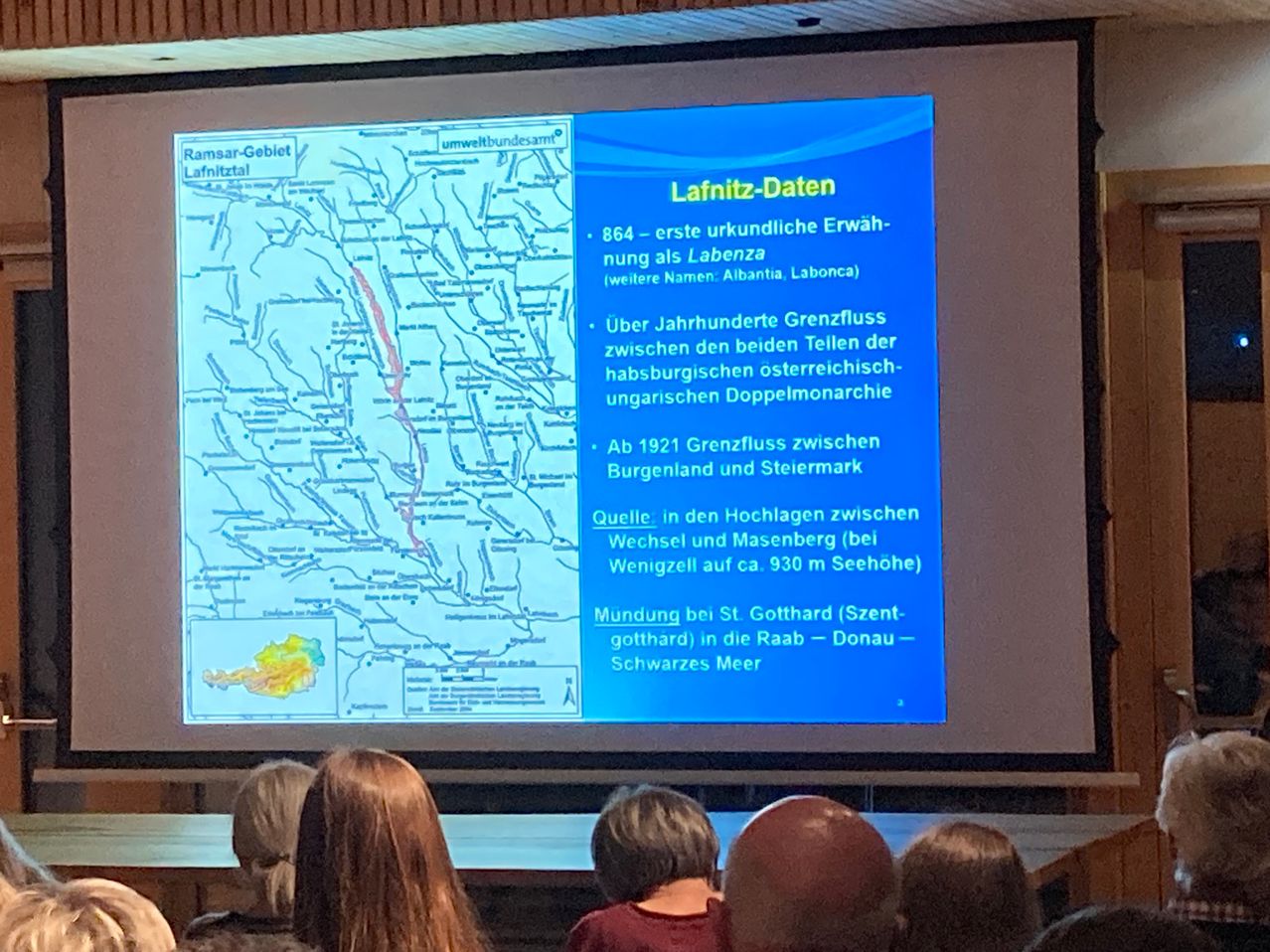 Bild enthält, People, Person, Electronics, Screen, Classroom, Indoors, Room, School, Head, White Board