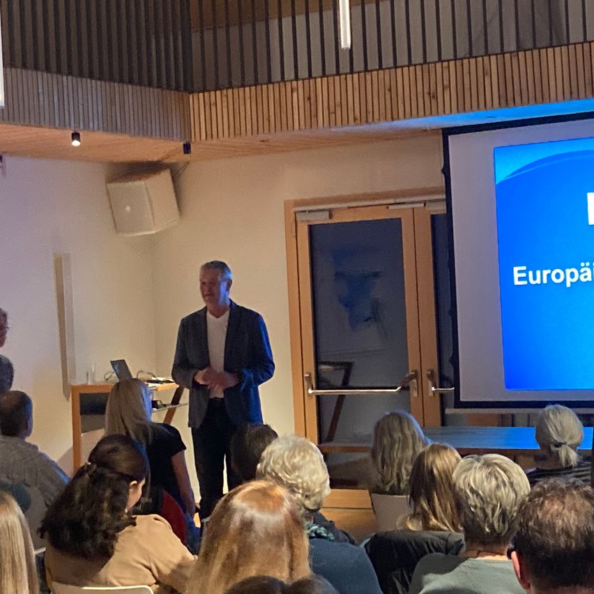 Bild enthält, People, Person, Crowd, Audience, Seminar, Adult, Male, Man, Female, Woman