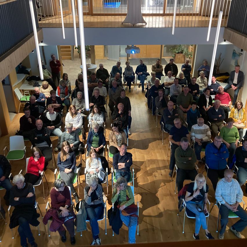 Bild enthält, Indoors, Cafeteria, Restaurant, People, Person, Furniture, Lounge, Adult, Male, Man