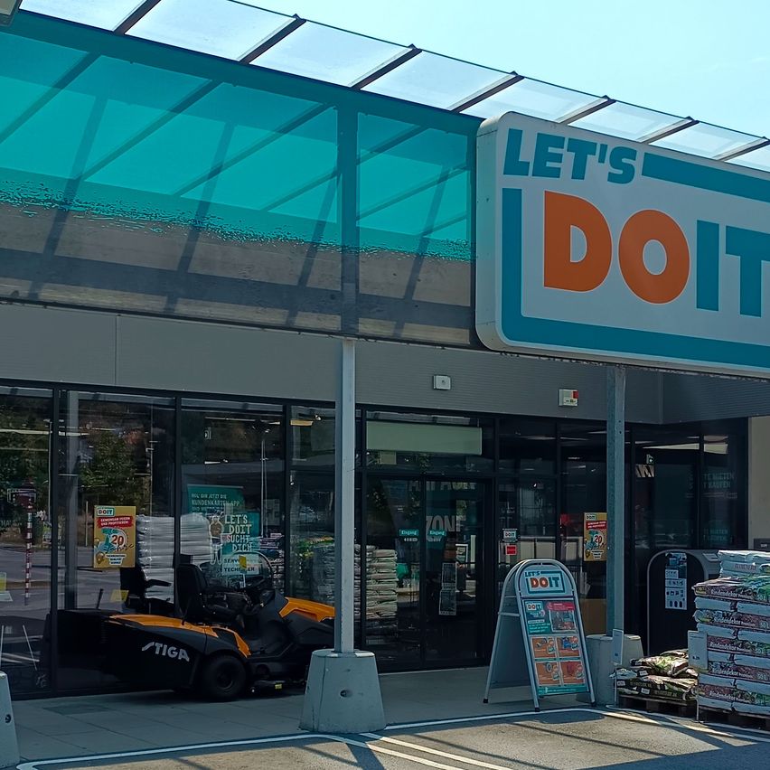 Bild enthält, Architecture, Building, Terminal, Machine, Wheel, Shop, Car, Car Dealership, Transportation, Vehicle