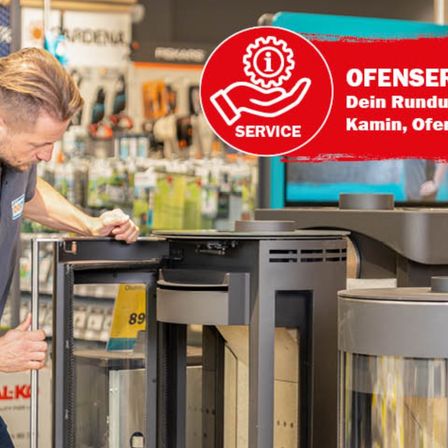 Ein Mann arbeitet an einem Kamin in einem Geschäft, mit einer Werbung für 'SERVICE' und einem Preisschild von 89.