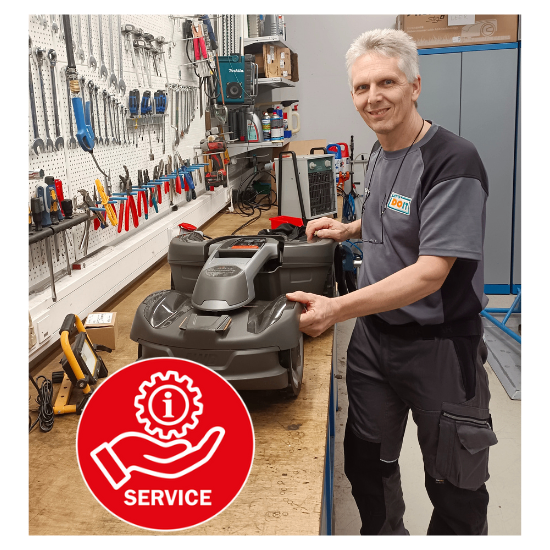 Ein Mann in einer Werkstatt hält einen Rasenmäher, mit einem roten Service-Schild im Vordergrund und verschiedenen Werkzeugen an der Wand.