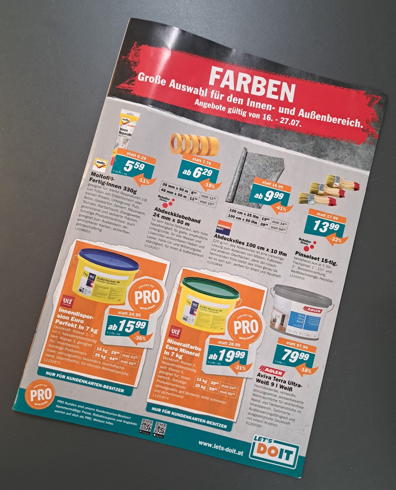 Ein Werbeposter für Innen- und Außenfarben. Es zeigt reduzierte Preise für Produkte wie Moltofill und Euro Mineral. Das Angebot gilt vom 16. Juni bis 27. Juli. Das Poster enthält verschiedene Produktbilder, Preissenkungen und einen QR-Code für weitere Informationen.