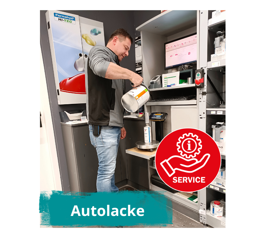 Ein Mann gießt eine Farbdose in einen Farbspender in einem Geschäft. Ein roter 'Service'-Schild ist im Vordergrund.