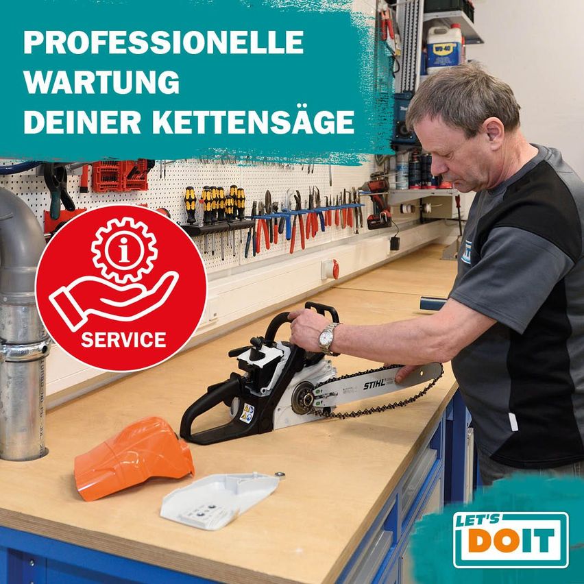 Ein Mann repariert eine Kettensäge in einer Werkstatt mit vielen Werkzeugen. Ein rotes Schild steht für 'Professionelle Wartung Ihrer Kettensäge'.