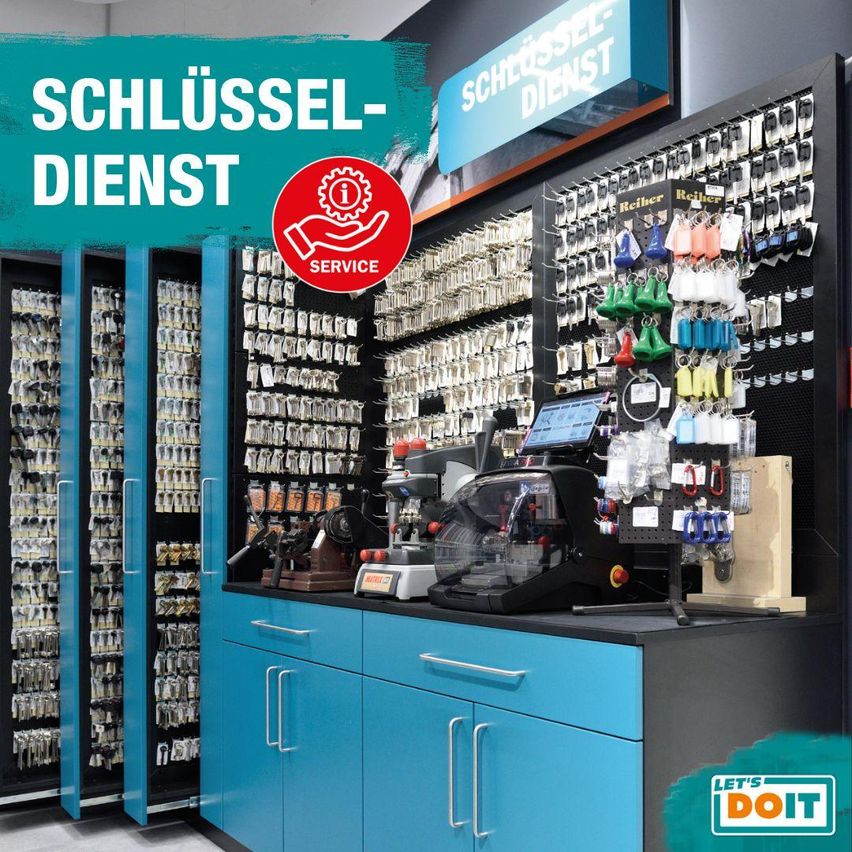 Ein Geschäft, das sich auf Schlüssel spezialisiert hat, mit verschiedenen Schlüsseln zur Ausstellung und Maschinen zum Kopieren von Schlüsseln. Der Laden hat blaue Schränke und einen Tresen mit einer Maschine.