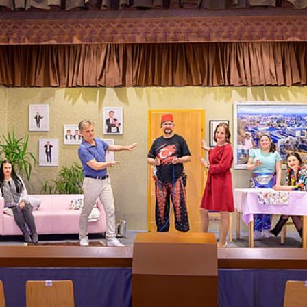 Bild enthält, Crowd, Person, Adult, Male, Man, Audience, Speech, Clothing, Coat, Skirt