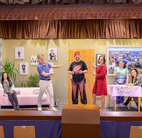 Bild enthält, Crowd, Person, Adult, Male, Man, Audience, Speech, Clothing, Coat, Skirt