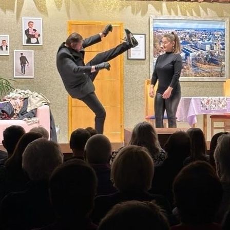 Bild enthält, Adult, Female, Person, Woman, Male, Man, Glove, Face, Head, Shoe