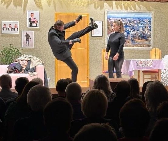 Bild enthält, Adult, Female, Person, Woman, Male, Man, Glove, Face, Head, Shoe