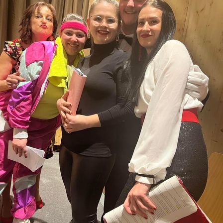 Bild enthält, Person, Photobombing, Adult, Female, Woman, People, Student, Bottle, Shaker, Face