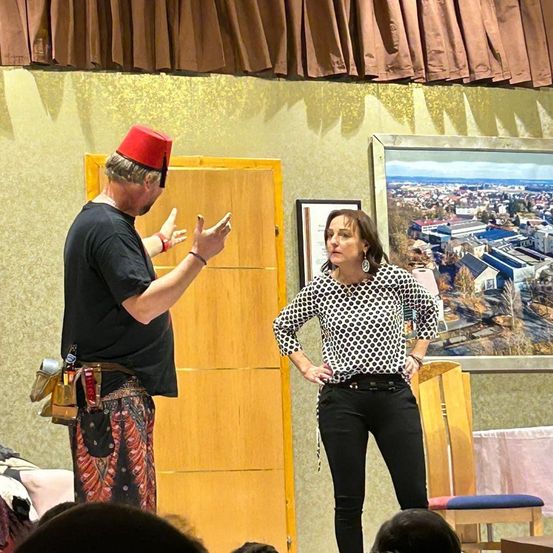 Bild enthält, Adult, Female, Person, Woman, Conversation, Male, Man, Pants, People, Face