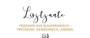 Eine Flasche Lisztzante-Sekt steht aufrecht, mit einem weißen Etikett und einem Barcode. Der Hintergrund ist weiß und der Text 'FRIZZANTE AUS BLAUFRÄNKISCH - PRICKELND. HARMONISCH. ANDERS.' befindet sich über der Flasche.
