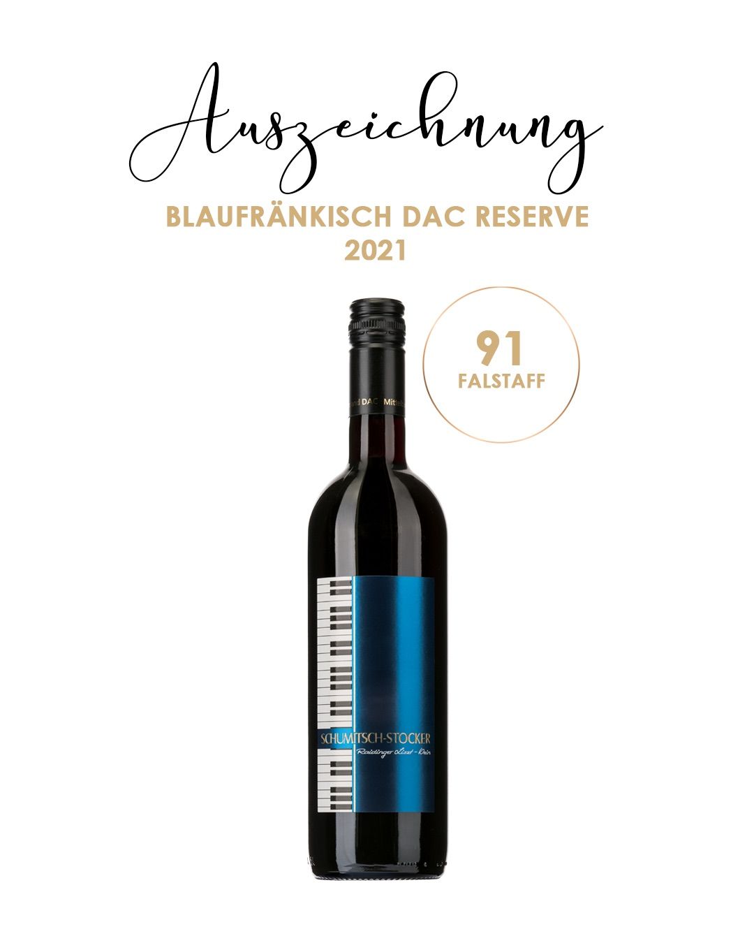 Eine Flasche Wein mit einem blauen Etikett, auf dem 'Schumitsch-Stocker' und 'Blaufrankisch DAC Reserve 2021' steht. Es hat ein Klaviertastendesign. Es ist eine schwarze Flasche mit einem schwarzen Korken. Es gibt einen goldenen Kreis mit der Nummer 91 und dem Wort 'Falstaff'.