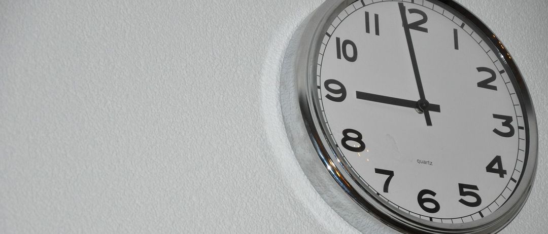 Bild enthält, Clock, Analog Clock, Wall Clock