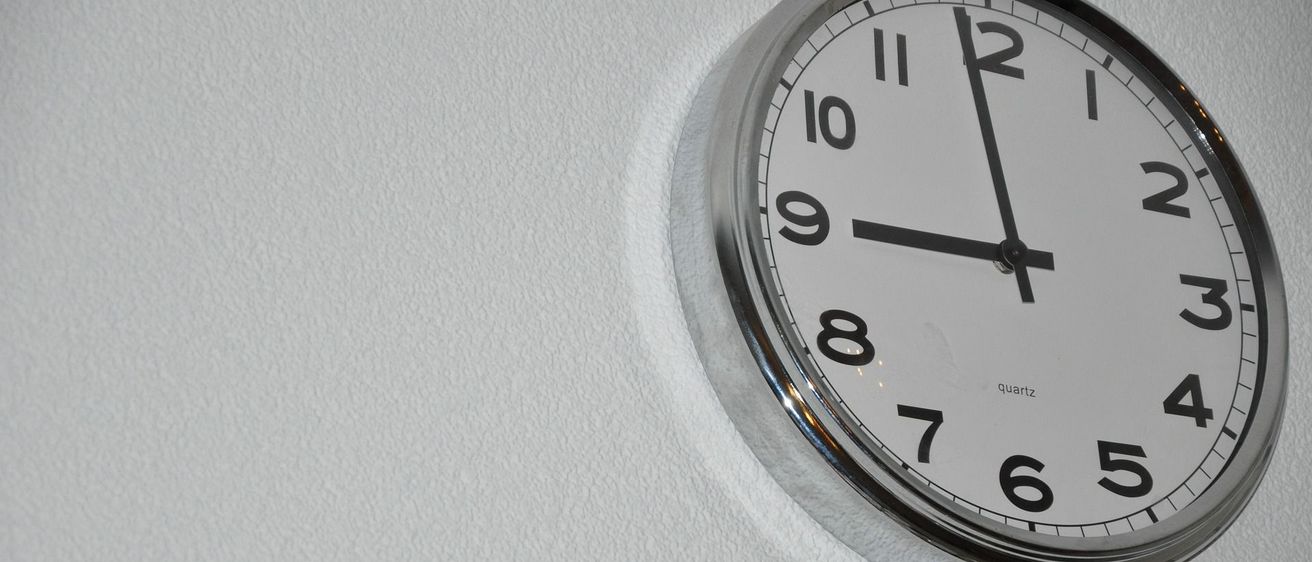 Bild enthält, Clock, Analog Clock, Wall Clock