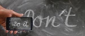 Bild enthält, Blackboard, Electronics, Phone, Mobile Phone, Business Card, Paper, Text