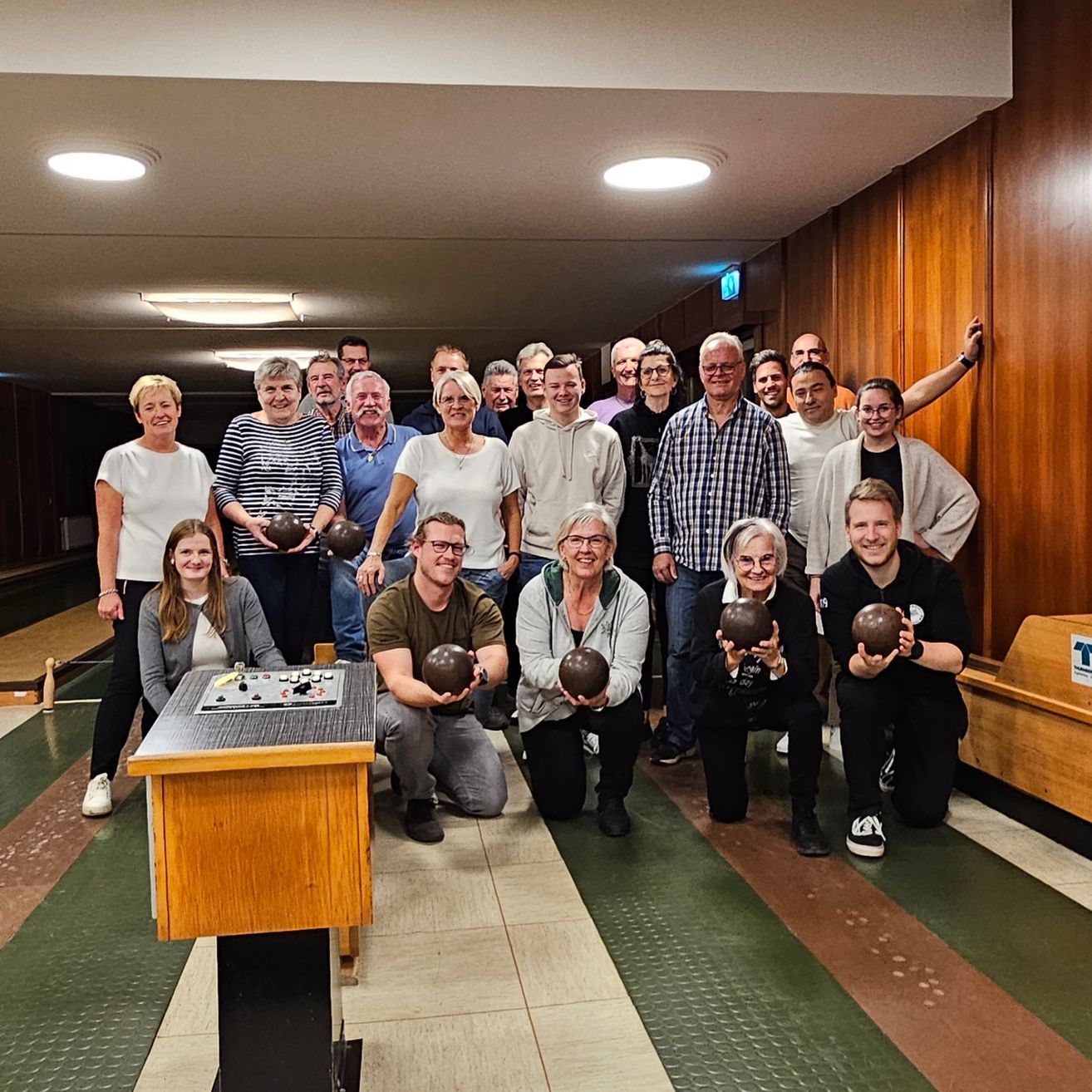 Bild enthält, People, Person, Crowd, Adult, Male, Man, Audience, Rugby Ball, Female, Woman