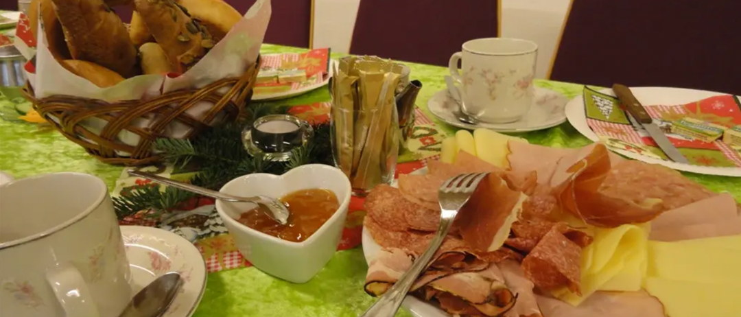 Bild enthält, Brunch, Food, Cutlery, Cup, Meal, Bread, Ketchup, Spoon, Fork, Food Presentation