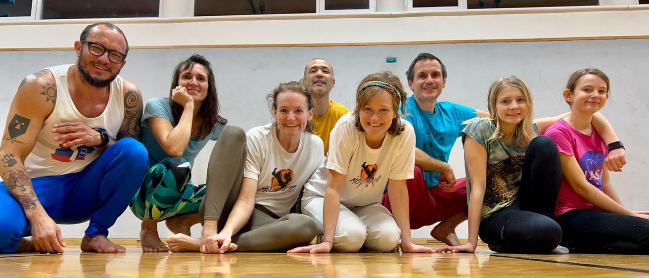 Bild enthält, Groupshot, Person, Adult, Female, Woman, Male, Man, People, Yoga