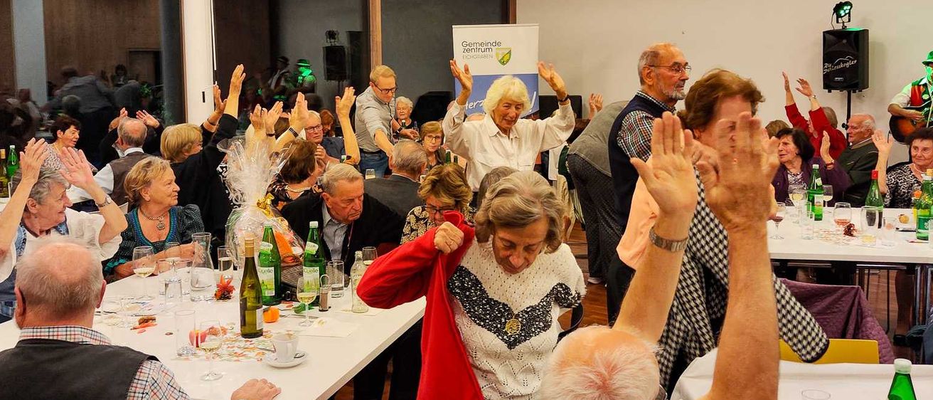 Bild enthält, People, Person, Fun, Adult, Male, Man, Indoors, Party, Hall, Woman