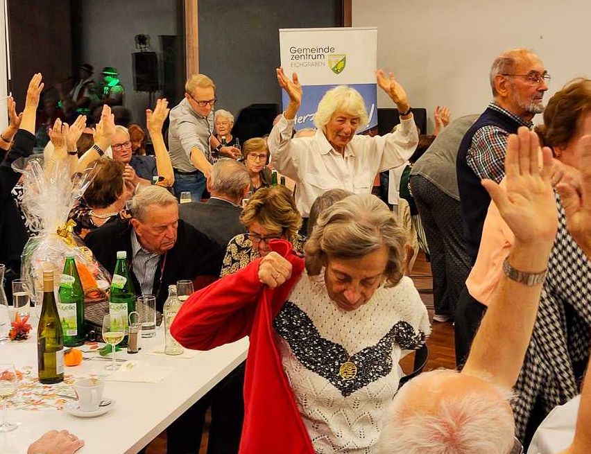 Bild enthält, People, Person, Fun, Adult, Male, Man, Indoors, Party, Hall, Woman