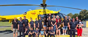 Bild enthält, People, Person, Aircraft, Helicopter, Adult, Male, Man, Shorts, Shoe, Groupshot