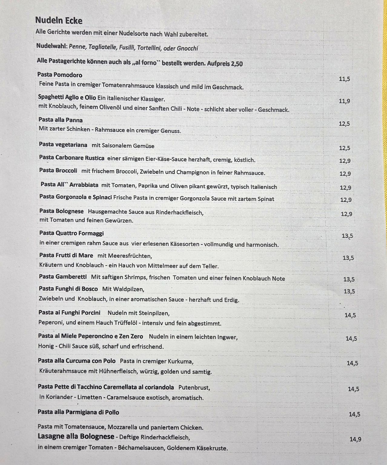 Das Bild zeigt eine Speisekarte mit verschiedenen Pastagerichten. Pasta Pomodoro kostet 11,5 und wird mit reifem Tomatenragout zubereitet. Spaghetti Aglio e Olio kostet 11,9 und enthält Knoblauch, Olivenöl und Sanften Chili. Weitere Pastagerichte umfassen Pasta alla Panna, Pasta Vegetariana und mehr.
