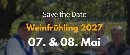 Vier Personen sitzen unter einem Baum mit einem Banner, das Save the Date Weinfruhling 2027 07. & 08. Mai. Der Mann links trägt ein weißes Hemd.